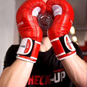 efighting-Probestunde Selbstversuch-Men's Health-Boxer mit Glas