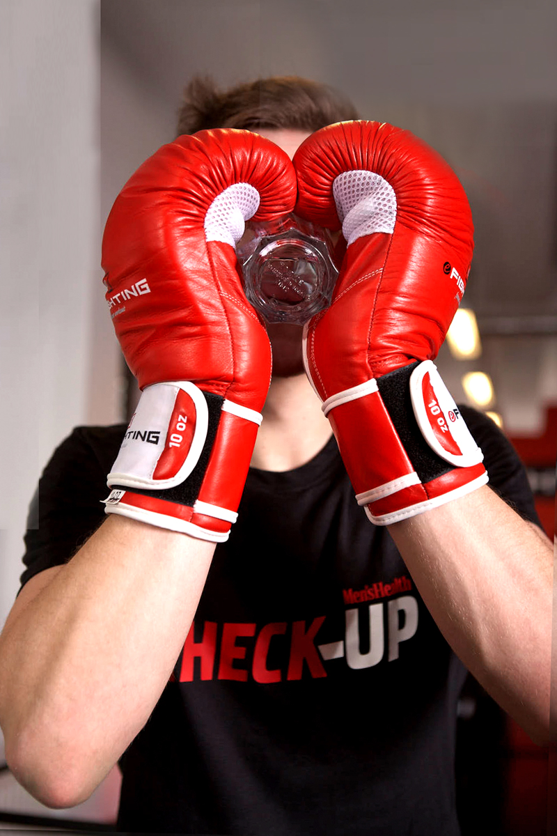 efighting-Probestunde Selbstversuch-Men's Health-Boxer mit Glas